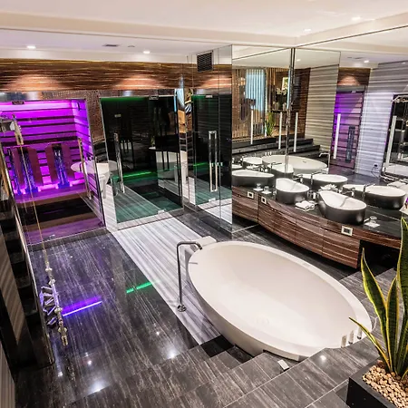 Hotel Romeo 5*